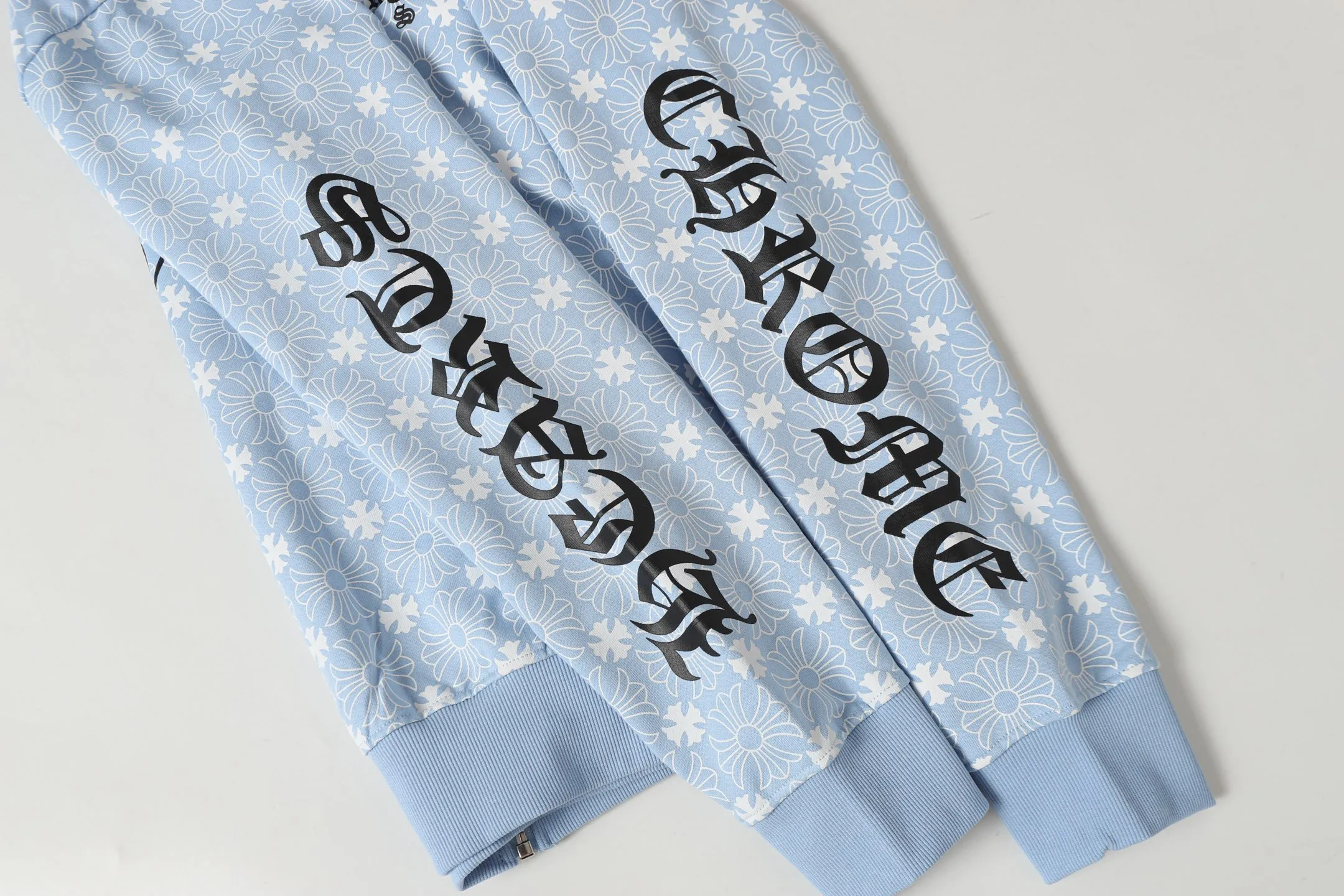 P300 cross-border model, please do not place an order if you are pursuing quality - Chrome Hearts/Chrome Hearts Sanskrit Dark Pattern Horseshoe Sanskrit Cross ✝️ Printed Zipper Sweater Cardigan Jacket - High weight, high density and high quality. The wool is soft, delicate and skin-friendly. It feels soft and silky. It has excellent warmth and skin-friendly properties. - Custom-woven and custom-dyed, no color difference. No matter the fabric or workmanship details, it beats the ordinary version on the market. - Hardware zipper accessories are all customized and full of details. -Colour: Black White Blue -Size: S M L XL
